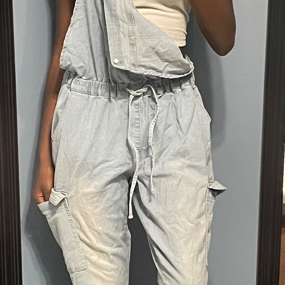 light-wash overall jumpsuit / will be ironed before delivery
